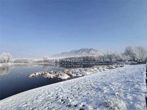 清水河畔雪景