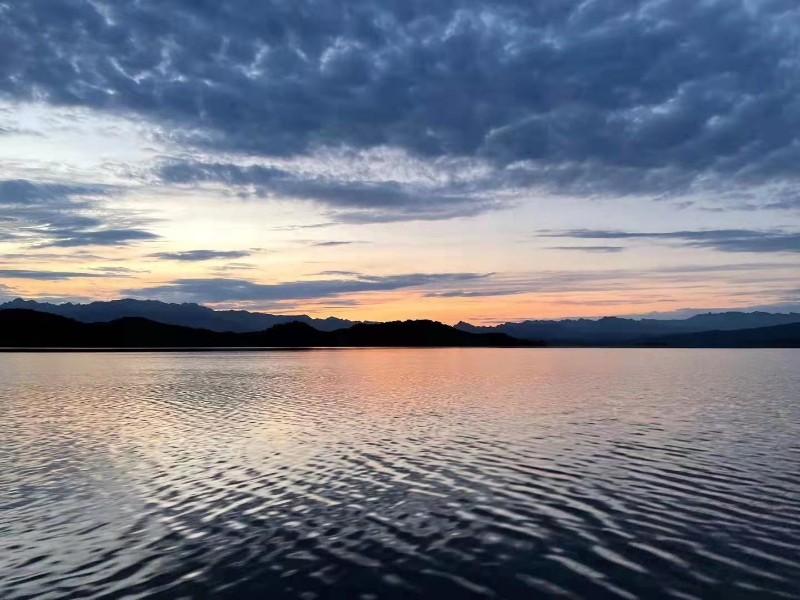 水库夜景