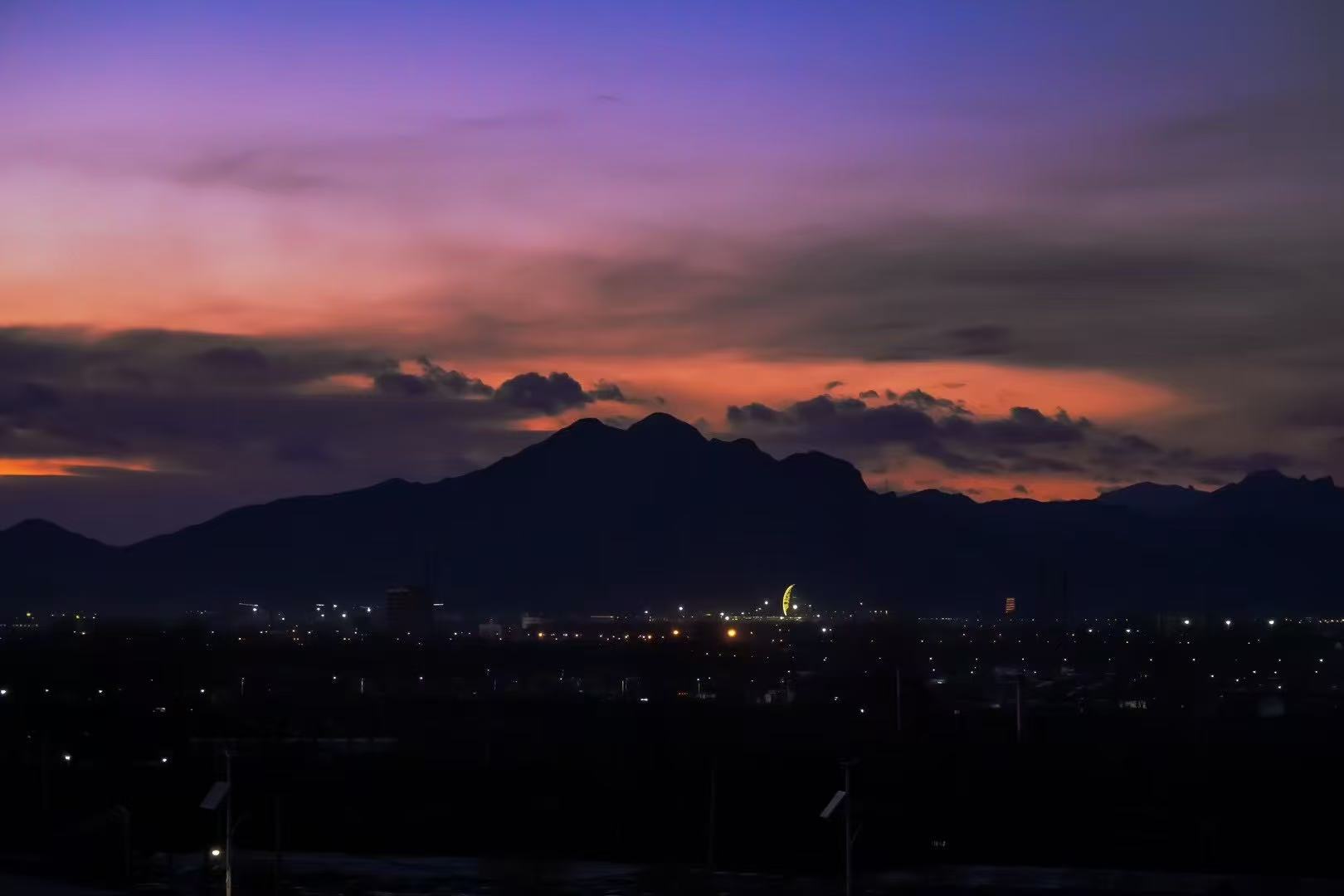 山与霞光