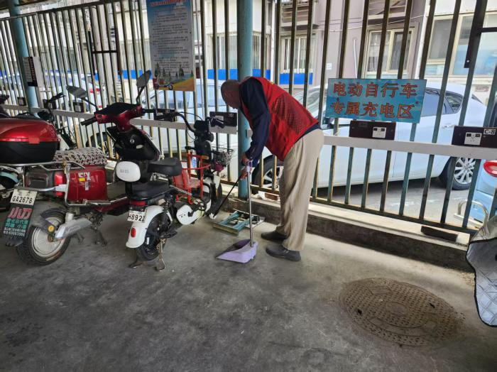 党员群众齐动员扮靓家园迎双节