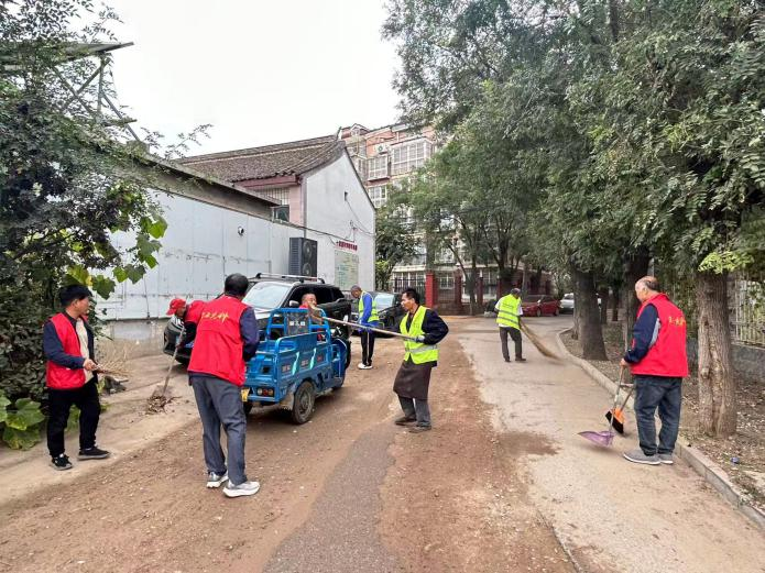 党员群众齐动员扮靓家园迎双节(图2)