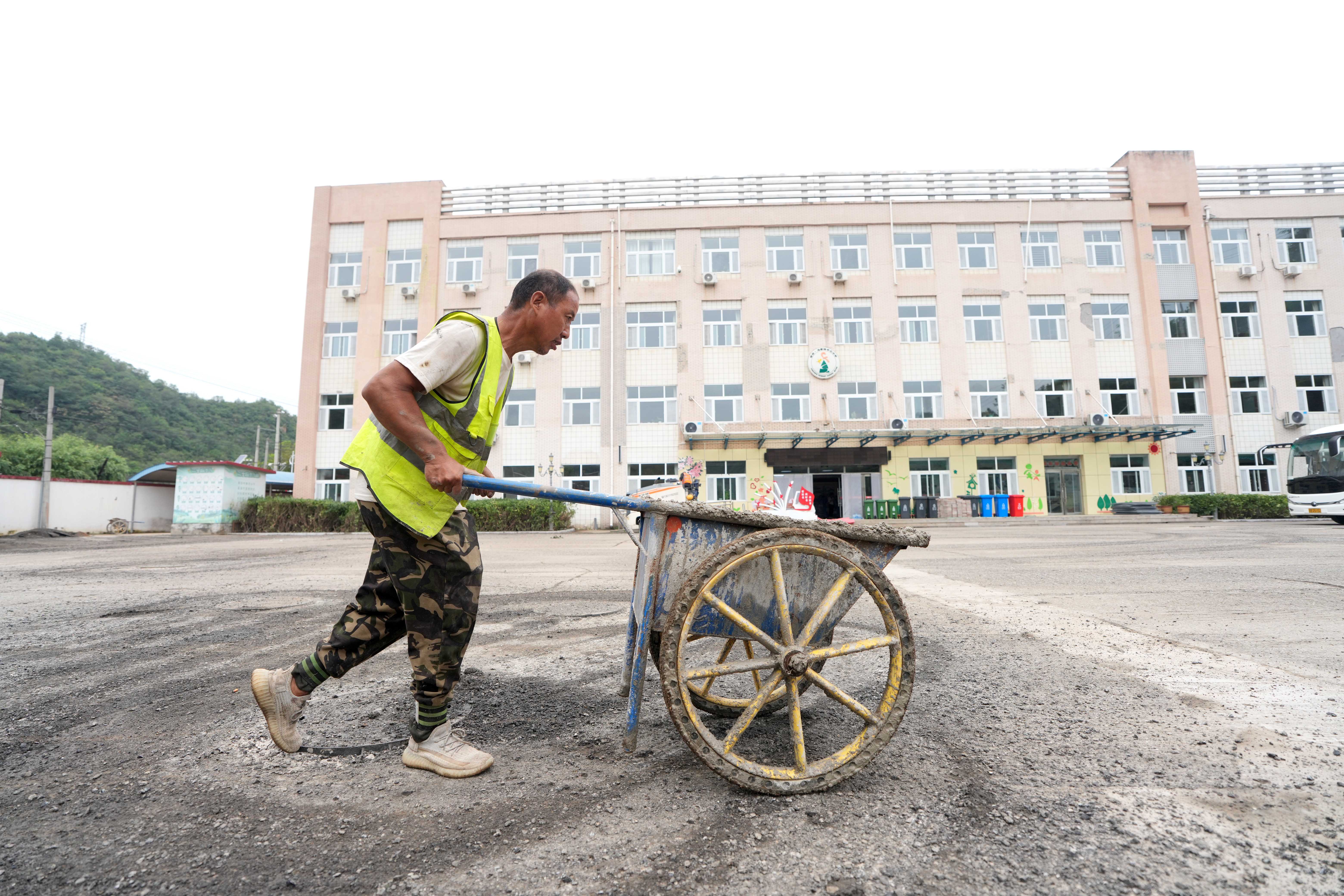密云区冯家峪镇中心小学：洪水之后整修一新迎接新学年(图2)