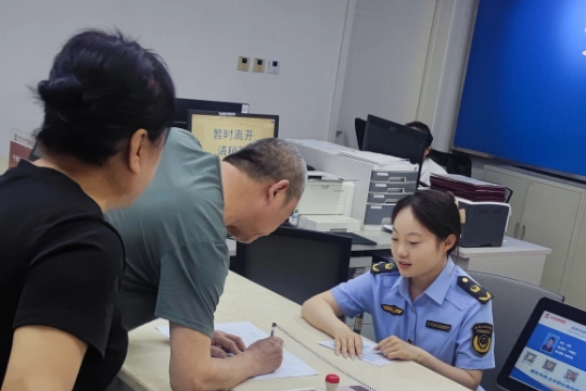 “微笑”传递温情，“阳光”彰显规范