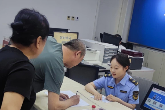 “微笑”传递温情，“阳光”彰显规范
