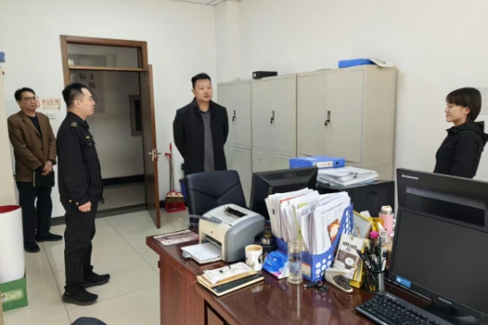 局党组书记、局长王珂带队到果园街道市场监管所开展调研