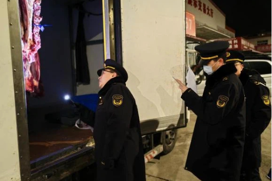 区市场监管局开展肉制品夜间执法检查