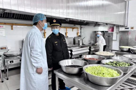 严守校园食品安全底线，保障师生饮食安全