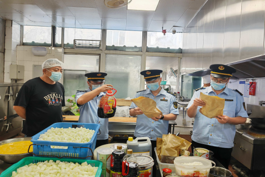 区市场监管局全力筑牢汛期市场安全防线